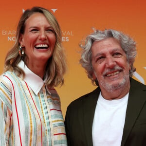 Alain Chabat se fait voler la vedette par sa compagne, Tiara.
Alain Chabat et sa compagne Tiara Comte - Cérémonie d'ouverture du Biarritz Film Festival - Nouvelles Vagues au théâtre de la Gare du midi à Biarritz. © Jean-Marc Lhomer/Bestimage