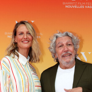 Alain Chabat avait opté pour un costume traditionnel, tandis que Tiara portait une tunique colorée.
Alain Chabat et sa compagne Tiara Comte - Cérémonie d'ouverture du Biarritz Film Festival - Nouvelles Vagues 2024 au théâtre de la Gare du midi à Biarritz le 18 juin 2024. © Jean-Marc Lhomer/Bestimage