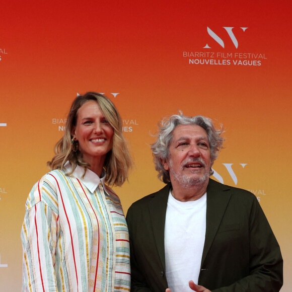 Alain Chabat et sa compagne Tiara Comte - Cérémonie d'ouverture du Biarritz Film Festival - Nouvelles Vagues 2024 au théâtre de la Gare du midi à Biarritz le 18 juin 2024. © Jean-Marc Lhomer/Bestimage