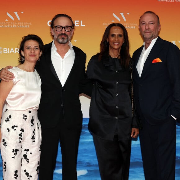 Sandrine Brauer Délégué générale du Festival, Vincent Perez et sa compagne Karine Silla-Perez, Jérôme Pulis Président et Co-Fondateur du Festival - Cérémonie d'ouverture du Biarritz Film Festival - Nouvelles Vagues 2024 au théâtre de la Gare du midi à Biarritz le 18 juin 2024. © Jean-Marc Lhomer/Bestimage