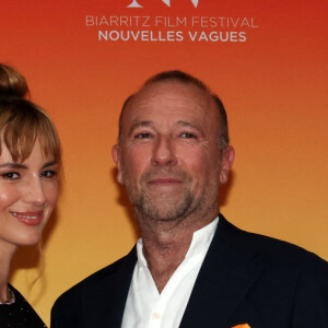 Louise Bourgoin et Jérôme Pulis Président et Co-Fondateur du Festival - Cérémonie d'ouverture du Biarritz Film Festival - Nouvelles Vagues 2024 au théâtre de la Gare du midi à Biarritz le 18 juin 2024. © Jean-Marc Lhomer/Bestimage