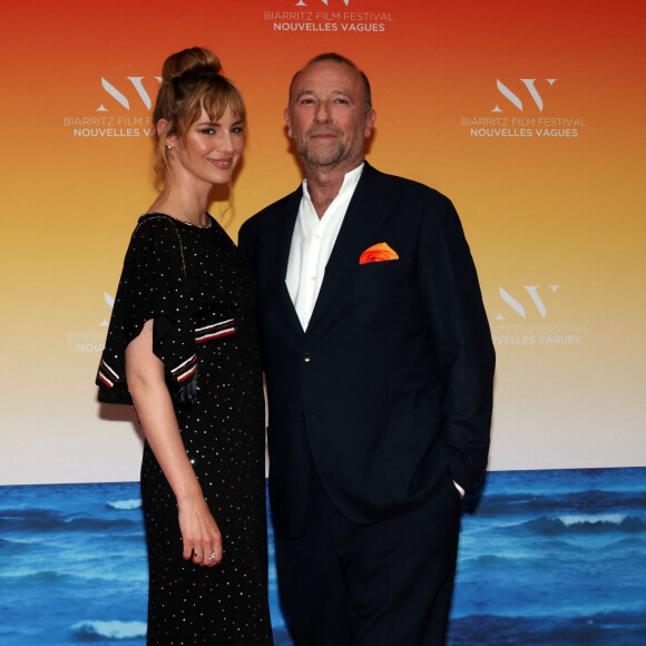 Louise Bourgoin et Jérôme Pulis Président et Co-Fondateur du Festival - Cérémonie d'ouverture du Biarritz Film Festival - Nouvelles Vagues 2024 au théâtre de la Gare du midi à Biarritz le 18 juin 2024. © Jean-Marc Lhomer/Bestimage