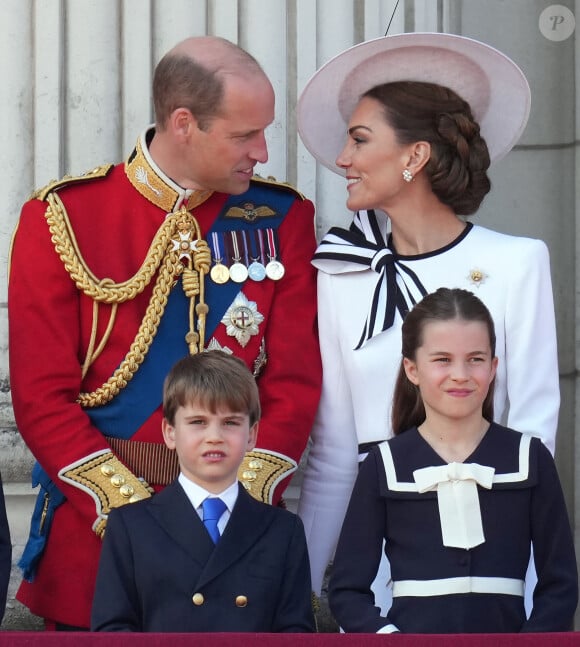 Le prince Louis, la princesse Charlotte, le prince William, prince de Galles, Catherine Kate Middleton, princesse de Galles - Les membres de la famille royale britannique au balcon du Palais de Buckingham lors de la parade militaire "Trooping the Colour" à Londres le 15 juin 2024 © Julien Burton / Bestimage 