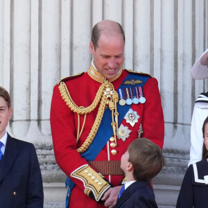 Le prince William, prince de Galles, Catherine Kate Middleton, princesse de Galles, le prince George, le prince Louis et la princesse Charlotte - Les membres de la famille royale britannique au balcon du Palais de Buckingham lors de la parade militaire "Trooping the Colour" à Londres le 15 juin 2024 © Julien Burton / Bestimage 