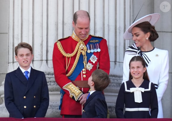 Le prince William, prince de Galles, Catherine Kate Middleton, princesse de Galles, le prince George, le prince Louis et la princesse Charlotte - Les membres de la famille royale britannique au balcon du Palais de Buckingham lors de la parade militaire "Trooping the Colour" à Londres le 15 juin 2024 © Julien Burton / Bestimage 