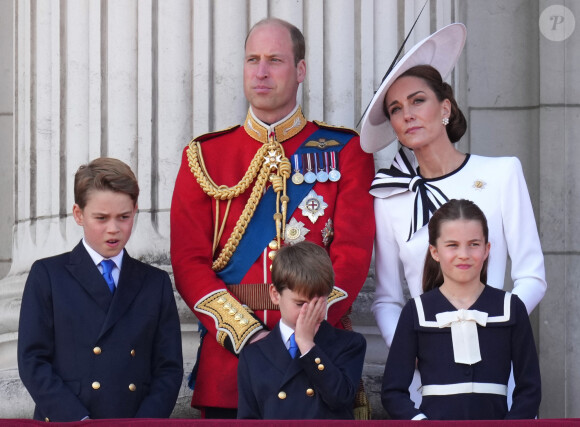 Le prince William, prince de Galles, Catherine Kate Middleton, princesse de Galles, le prince George, le prince Louis et la princesse Charlotte - Les membres de la famille royale britannique au balcon du Palais de Buckingham lors de la parade militaire "Trooping the Colour" à Londres le 15 juin 2024 © Julien Burton / Bestimage 