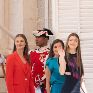 La princesse Leonor, Le roi Felipe VI et la reine Letizia d'Espagne, L'infante Sofia d'Espagne - La famille royale espagnole assiste à la relève de la Garde, à l'occasion du 10ème anniversaire du couronnement du roi d'Espagne au palais royal à Madrid, le 19 juin 2024. © Lalo Yasky / Bestimage 