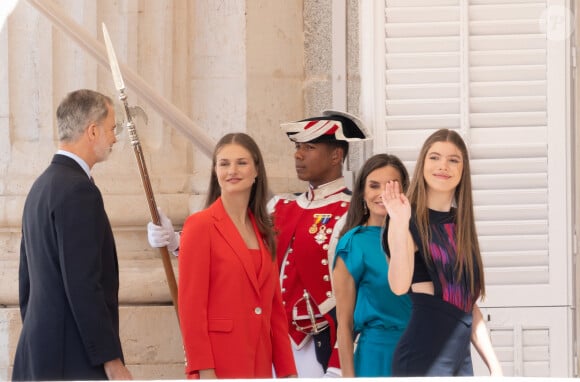 La princesse Leonor, Le roi Felipe VI et la reine Letizia d'Espagne, L'infante Sofia d'Espagne - La famille royale espagnole assiste à la relève de la Garde, à l'occasion du 10ème anniversaire du couronnement du roi d'Espagne au palais royal à Madrid, le 19 juin 2024. © Lalo Yasky / Bestimage 