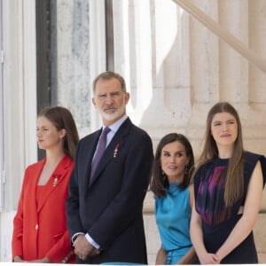 La princesse Leonor, Le roi Felipe VI et la reine Letizia d'Espagne, L'infante Sofia d'Espagne - La famille royale espagnole assiste à la relève de la Garde, à l'occasion du 10ème anniversaire du couronnement du roi d'Espagne au palais royal à Madrid, le 19 juin 2024. © Lalo Yasky / Bestimage 