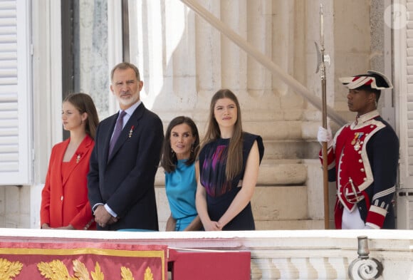 La princesse Leonor, Le roi Felipe VI et la reine Letizia d'Espagne, L'infante Sofia d'Espagne - La famille royale espagnole assiste à la relève de la Garde, à l'occasion du 10ème anniversaire du couronnement du roi d'Espagne au palais royal à Madrid, le 19 juin 2024. © Lalo Yasky / Bestimage 