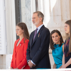 Ce qui l'a beaucoup ému ! 
La princesse Leonor, Le roi Felipe VI et la reine Letizia d'Espagne, L'infante Sofia d'Espagne - La famille royale espagnole assiste à la relève de la Garde, à l'occasion du 10ème anniversaire du couronnement du roi d'Espagne au palais royal à Madrid, le 19 juin 2024. © Lalo Yasky / Bestimage 