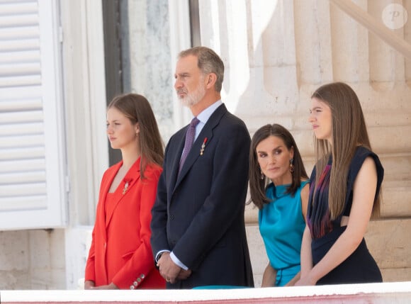 Ce qui l'a beaucoup ému ! 
La princesse Leonor, Le roi Felipe VI et la reine Letizia d'Espagne, L'infante Sofia d'Espagne - La famille royale espagnole assiste à la relève de la Garde, à l'occasion du 10ème anniversaire du couronnement du roi d'Espagne au palais royal à Madrid, le 19 juin 2024. © Lalo Yasky / Bestimage 