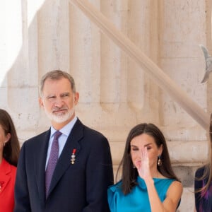 La princesse Leonor, Le roi Felipe VI et la reine Letizia d'Espagne, L'infante Sofia d'Espagne - La famille royale espagnole assiste à la relève de la Garde, à l'occasion du 10ème anniversaire du couronnement du roi d'Espagne au palais royal à Madrid, le 19 juin 2024. © Lalo Yasky / Bestimage 