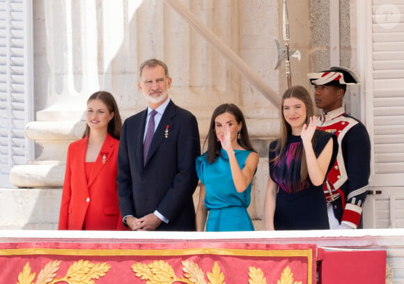 La princesse Leonor, Le roi Felipe VI et la reine Letizia d'Espagne, L'infante Sofia d'Espagne - La famille royale espagnole assiste à la relève de la Garde, à l'occasion du 10ème anniversaire du couronnement du roi d'Espagne au palais royal à Madrid, le 19 juin 2024. © Lalo Yasky / Bestimage 