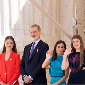 La princesse Leonor, Le roi Felipe VI et la reine Letizia d'Espagne, L'infante Sofia d'Espagne - La famille royale espagnole assiste à la relève de la Garde, à l'occasion du 10ème anniversaire du couronnement du roi d'Espagne au palais royal à Madrid, le 19 juin 2024. © Lalo Yasky / Bestimage 