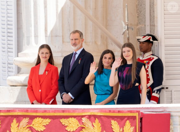 La princesse Leonor, Le roi Felipe VI et la reine Letizia d'Espagne, L'infante Sofia d'Espagne - La famille royale espagnole assiste à la relève de la Garde, à l'occasion du 10ème anniversaire du couronnement du roi d'Espagne au palais royal à Madrid, le 19 juin 2024. © Lalo Yasky / Bestimage 