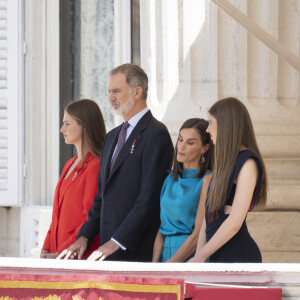 La princesse Leonor, Le roi Felipe VI et la reine Letizia d'Espagne, L'infante Sofia d'Espagne - La famille royale espagnole assiste à la relève de la Garde, à l'occasion du 10ème anniversaire du couronnement du roi d'Espagne au palais royal à Madrid, le 19 juin 2024. © Lalo Yasky / Bestimage 