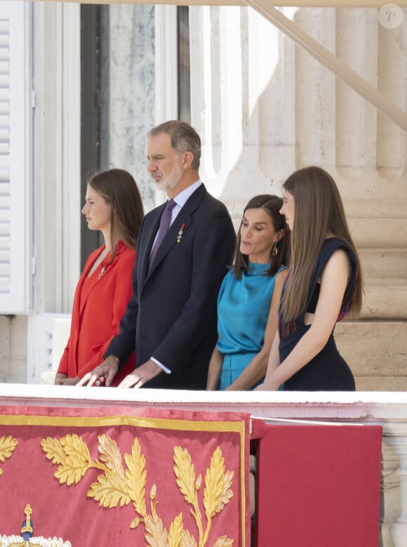 La princesse Leonor, Le roi Felipe VI et la reine Letizia d'Espagne, L'infante Sofia d'Espagne - La famille royale espagnole assiste à la relève de la Garde, à l'occasion du 10ème anniversaire du couronnement du roi d'Espagne au palais royal à Madrid, le 19 juin 2024. © Lalo Yasky / Bestimage 