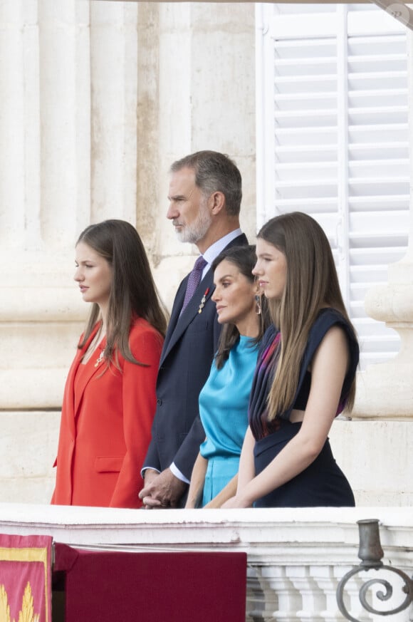 La princesse Leonor, Le roi Felipe VI et la reine Letizia d'Espagne, L'infante Sofia d'Espagne - La famille royale espagnole assiste à la relève de la Garde, à l'occasion du 10ème anniversaire du couronnement du roi d'Espagne au palais royal à Madrid, le 19 juin 2024. © Lalo Yasky / Bestimage 