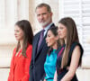 La famille royale espagnole a fêté les 10 ans de règne du roi Felipe. 
La princesse Leonor, Le roi Felipe VI et la reine Letizia d'Espagne, L'infante Sofia d'Espagne - La famille royale espagnole assiste à la relève de la Garde, à l'occasion du 10ème anniversaire du couronnement du roi d'Espagne au palais royal à Madrid. © Lalo Yasky / Bestimage 