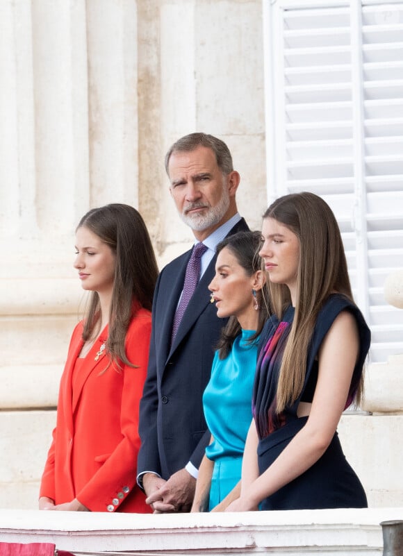 La famille royale espagnole a fêté les 10 ans de règne du roi Felipe. 
La princesse Leonor, Le roi Felipe VI et la reine Letizia d'Espagne, L'infante Sofia d'Espagne - La famille royale espagnole assiste à la relève de la Garde, à l'occasion du 10ème anniversaire du couronnement du roi d'Espagne au palais royal à Madrid. © Lalo Yasky / Bestimage 