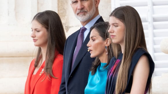 Leonor et Sofia d'Espagne surprennent leur père Felipe en public, le roi d'Espagne craque lors d'une journée symbolique