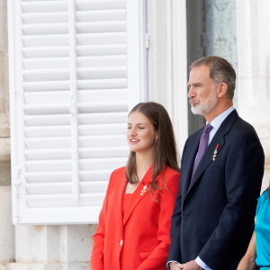 La princesse Leonor, Le roi Felipe VI et la reine Letizia d'Espagne, L'infante Sofia d'Espagne - La famille royale espagnole assiste à la relève de la Garde, à l'occasion du 10ème anniversaire du couronnement du roi d'Espagne au palais royal à Madrid, le 19 juin 2024. © Lalo Yasky / Bestimage 