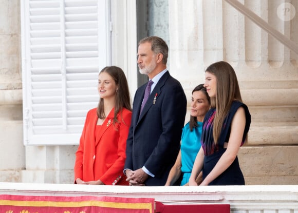 La princesse Leonor, Le roi Felipe VI et la reine Letizia d'Espagne, L'infante Sofia d'Espagne - La famille royale espagnole assiste à la relève de la Garde, à l'occasion du 10ème anniversaire du couronnement du roi d'Espagne au palais royal à Madrid, le 19 juin 2024. © Lalo Yasky / Bestimage 