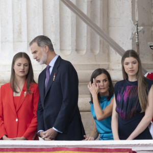 La princesse Leonor, Le roi Felipe VI et la reine Letizia d'Espagne, L'infante Sofia d'Espagne - La famille royale espagnole assiste à la relève de la Garde, à l'occasion du 10ème anniversaire du couronnement du roi d'Espagne au palais royal à Madrid, le 19 juin 2024. © Lalo Yasky / Bestimage 