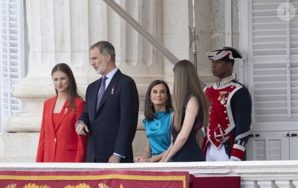 La princesse Leonor, Le roi Felipe VI et la reine Letizia d'Espagne, L'infante Sofia d'Espagne - La famille royale espagnole assiste à la relève de la Garde, à l'occasion du 10ème anniversaire du couronnement du roi d'Espagne au palais royal à Madrid, le 19 juin 2024. © Lalo Yasky / Bestimage 