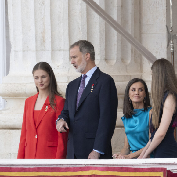 La princesse Leonor, Le roi Felipe VI et la reine Letizia d'Espagne, L'infante Sofia d'Espagne - La famille royale espagnole assiste à la relève de la Garde, à l'occasion du 10ème anniversaire du couronnement du roi d'Espagne au palais royal à Madrid, le 19 juin 2024. © Lalo Yasky / Bestimage 