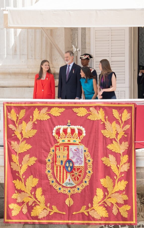 La princesse Leonor, Le roi Felipe VI et la reine Letizia d'Espagne, L'infante Sofia d'Espagne - La famille royale espagnole assiste à la relève de la Garde, à l'occasion du 10ème anniversaire du couronnement du roi d'Espagne au palais royal à Madrid, le 19 juin 2024. © Lalo Yasky / Bestimage 