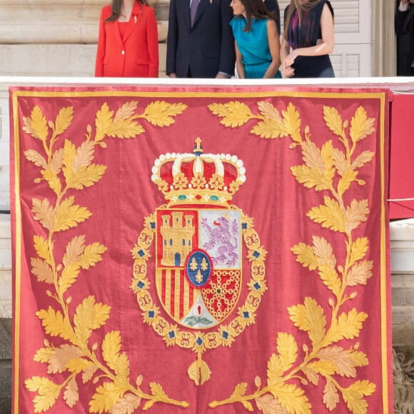 La princesse Leonor, Le roi Felipe VI et la reine Letizia d'Espagne, L'infante Sofia d'Espagne - La famille royale espagnole assiste à la relève de la Garde, à l'occasion du 10ème anniversaire du couronnement du roi d'Espagne au palais royal à Madrid, le 19 juin 2024. © Lalo Yasky / Bestimage 