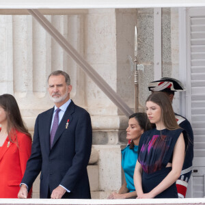 La princesse Leonor, Le roi Felipe VI et la reine Letizia d'Espagne, L'infante Sofia d'Espagne - La famille royale espagnole assiste à la relève de la Garde, à l'occasion du 10ème anniversaire du couronnement du roi d'Espagne au palais royal à Madrid, le 19 juin 2024. © Lalo Yasky / Bestimage 