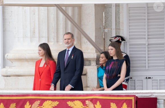 La princesse Leonor, Le roi Felipe VI et la reine Letizia d'Espagne, L'infante Sofia d'Espagne - La famille royale espagnole assiste à la relève de la Garde, à l'occasion du 10ème anniversaire du couronnement du roi d'Espagne au palais royal à Madrid, le 19 juin 2024. © Lalo Yasky / Bestimage 