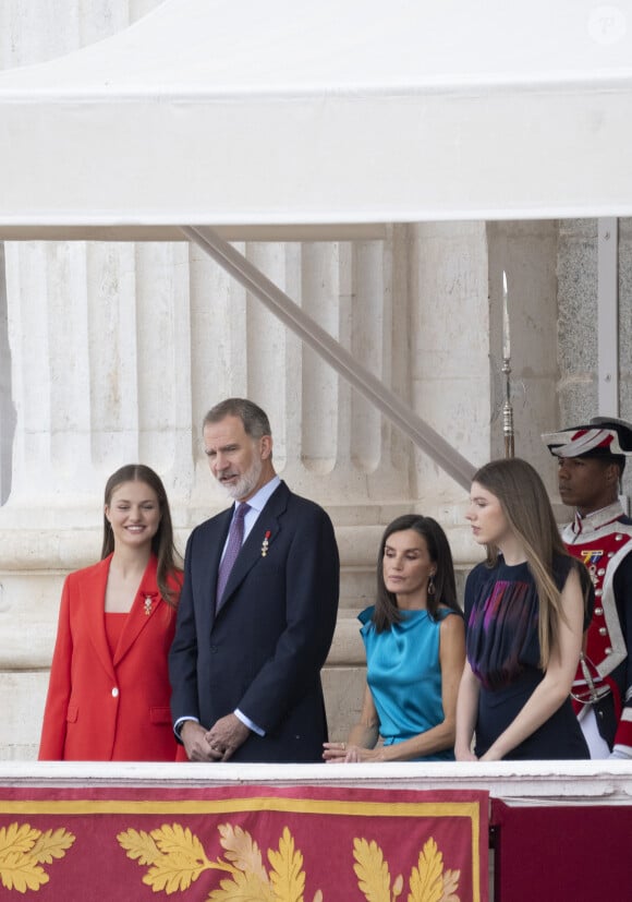 La princesse Leonor, Le roi Felipe VI et la reine Letizia d'Espagne, L'infante Sofia d'Espagne - La famille royale espagnole assiste à la relève de la Garde, à l'occasion du 10ème anniversaire du couronnement du roi d'Espagne au palais royal à Madrid, le 19 juin 2024. © Lalo Yasky / Bestimage 