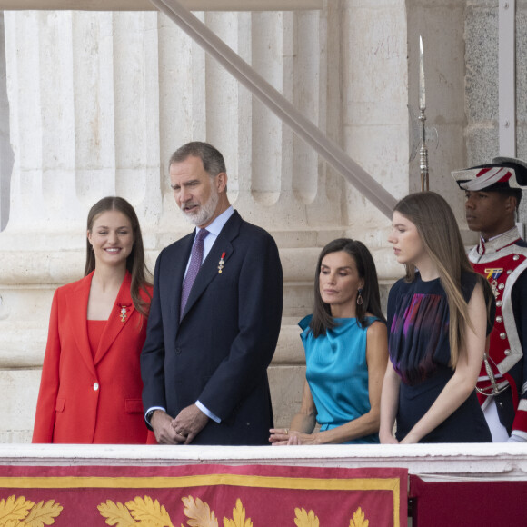 La princesse Leonor, Le roi Felipe VI et la reine Letizia d'Espagne, L'infante Sofia d'Espagne - La famille royale espagnole assiste à la relève de la Garde, à l'occasion du 10ème anniversaire du couronnement du roi d'Espagne au palais royal à Madrid, le 19 juin 2024. © Lalo Yasky / Bestimage 