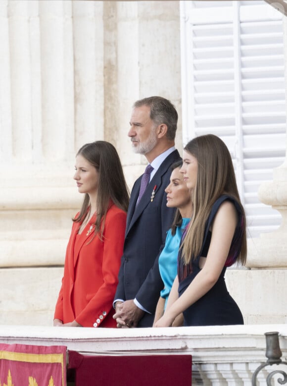 La princesse Leonor, Le roi Felipe VI et la reine Letizia d'Espagne, L'infante Sofia d'Espagne - La famille royale espagnole assiste à la relève de la Garde, à l'occasion du 10ème anniversaire du couronnement du roi d'Espagne au palais royal à Madrid, le 19 juin 2024. © Lalo Yasky / Bestimage 