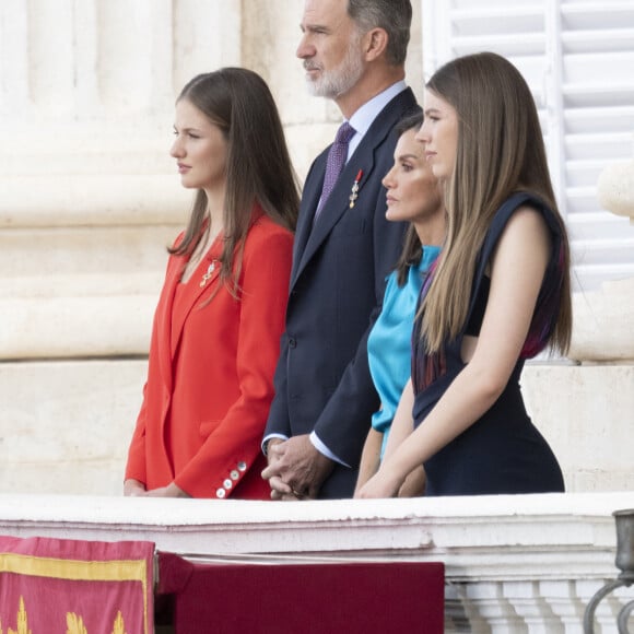 La princesse Leonor, Le roi Felipe VI et la reine Letizia d'Espagne, L'infante Sofia d'Espagne - La famille royale espagnole assiste à la relève de la Garde, à l'occasion du 10ème anniversaire du couronnement du roi d'Espagne au palais royal à Madrid, le 19 juin 2024. © Lalo Yasky / Bestimage 