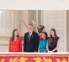 Pour l'occasion, leurs filles Leonor et Sofia ont rejoint le couple. 
La princesse Leonor, Le roi Felipe VI et la reine Letizia d'Espagne, L'infante Sofia d'Espagne - La famille royale espagnole assiste à la relève de la Garde, à l'occasion du 10ème anniversaire du couronnement du roi d'Espagne au palais royal à Madrid, le 19 juin 2024. © Lalo Yasky / Bestimage 