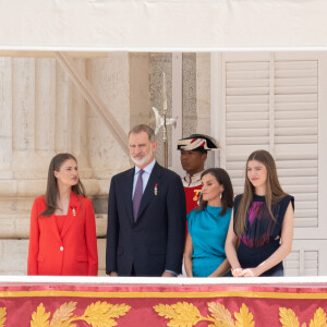 Pour l'occasion, leurs filles Leonor et Sofia ont rejoint le couple. 
La princesse Leonor, Le roi Felipe VI et la reine Letizia d'Espagne, L'infante Sofia d'Espagne - La famille royale espagnole assiste à la relève de la Garde, à l'occasion du 10ème anniversaire du couronnement du roi d'Espagne au palais royal à Madrid, le 19 juin 2024. © Lalo Yasky / Bestimage 