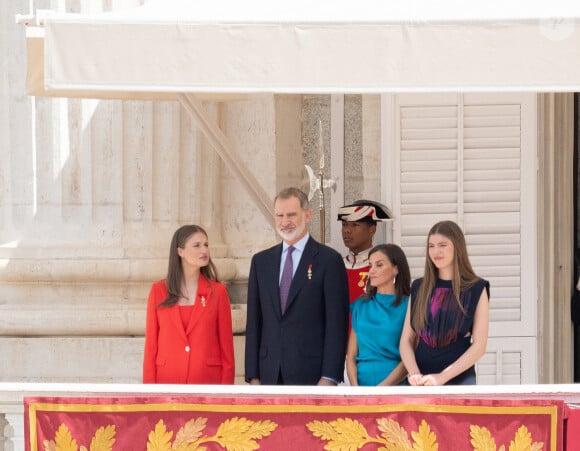 Pour l'occasion, leurs filles Leonor et Sofia ont rejoint le couple. 
La princesse Leonor, Le roi Felipe VI et la reine Letizia d'Espagne, L'infante Sofia d'Espagne - La famille royale espagnole assiste à la relève de la Garde, à l'occasion du 10ème anniversaire du couronnement du roi d'Espagne au palais royal à Madrid, le 19 juin 2024. © Lalo Yasky / Bestimage 