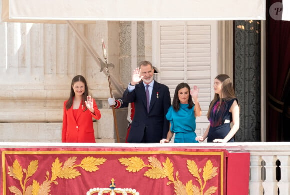 La princesse Leonor, Le roi Felipe VI et la reine Letizia d'Espagne, L'infante Sofia d'Espagne - La famille royale espagnole assiste à la relève de la Garde, à l'occasion du 10ème anniversaire du couronnement du roi d'Espagne au palais royal à Madrid, le 19 juin 2024. © Lalo Yasky / Bestimage 