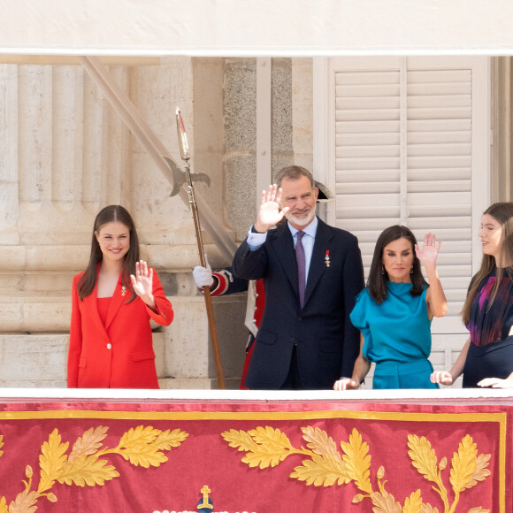 La princesse Leonor, Le roi Felipe VI et la reine Letizia d'Espagne, L'infante Sofia d'Espagne - La famille royale espagnole assiste à la relève de la Garde, à l'occasion du 10ème anniversaire du couronnement du roi d'Espagne au palais royal à Madrid, le 19 juin 2024. © Lalo Yasky / Bestimage 