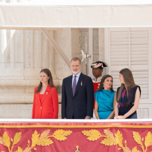 La princesse Leonor, Le roi Felipe VI et la reine Letizia d'Espagne, L'infante Sofia d'Espagne - La famille royale espagnole assiste à la relève de la Garde, à l'occasion du 10ème anniversaire du couronnement du roi d'Espagne au palais royal à Madrid, le 19 juin 2024. © Lalo Yasky / Bestimage 