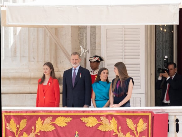 La princesse Leonor, Le roi Felipe VI et la reine Letizia d'Espagne, L'infante Sofia d'Espagne - La famille royale espagnole assiste à la relève de la Garde, à l'occasion du 10ème anniversaire du couronnement du roi d'Espagne au palais royal à Madrid, le 19 juin 2024. © Lalo Yasky / Bestimage 