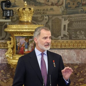 Le roi Felipe VI d'Espagne - La famille royale espagnole lors de la remise des décorations à l'occasion du 10ème anniversaire du règne du roi d'Espagne, au Palais Royal à Madrid, le 19 juin 2024. © EuropaPress / Bestimage 