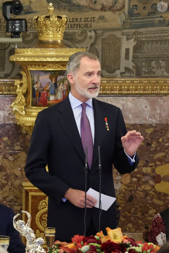 Le roi Felipe VI d'Espagne - La famille royale espagnole lors de la remise des décorations à l'occasion du 10ème anniversaire du règne du roi d'Espagne, au Palais Royal à Madrid, le 19 juin 2024. © EuropaPress / Bestimage 