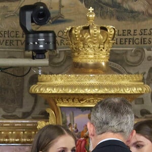 La princesse Leonor, L'infante Sofia d'Espagne, Le roi Felipe VI d'Espagne - La famille royale espagnole lors de la remise des décorations à l'occasion du 10ème anniversaire du règne du roi d'Espagne, au Palais Royal à Madrid, le 19 juin 2024. © EuropaPress / Bestimage  (L-R) Princess Eleanor