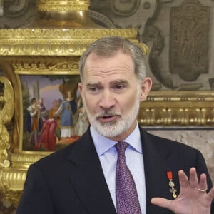 Pendant lequel le roi a pris la parole. 
Pedro Sanchez, Le roi Felipe VI d'Espagne - La famille royale espagnole lors de la remise des décorations à l'occasion du 10ème anniversaire du règne du roi d'Espagne, au Palais Royal à Madrid, le 19 juin 2024. © EuropaPress / Bestimage 